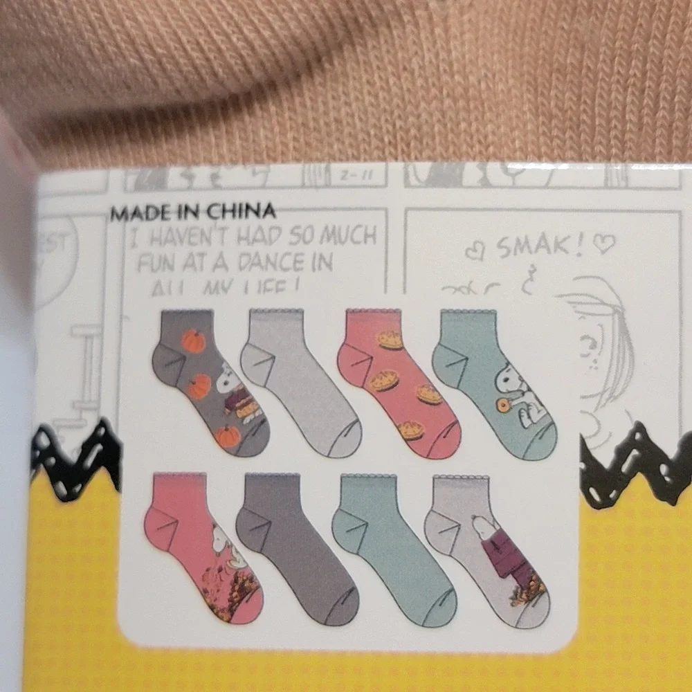 NEW Peanuts Snoopy Sweater Fall Thanksgiving Pumpkins Quarter 8 Socks Size 4-10